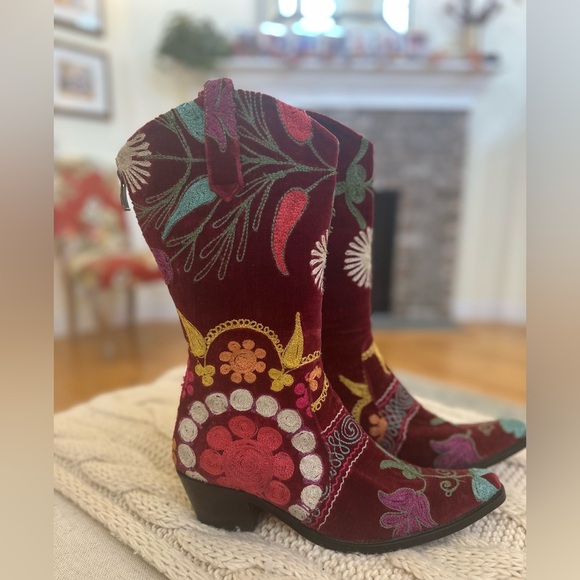 Shoes - Gorgeous embroidered cowboy boots.